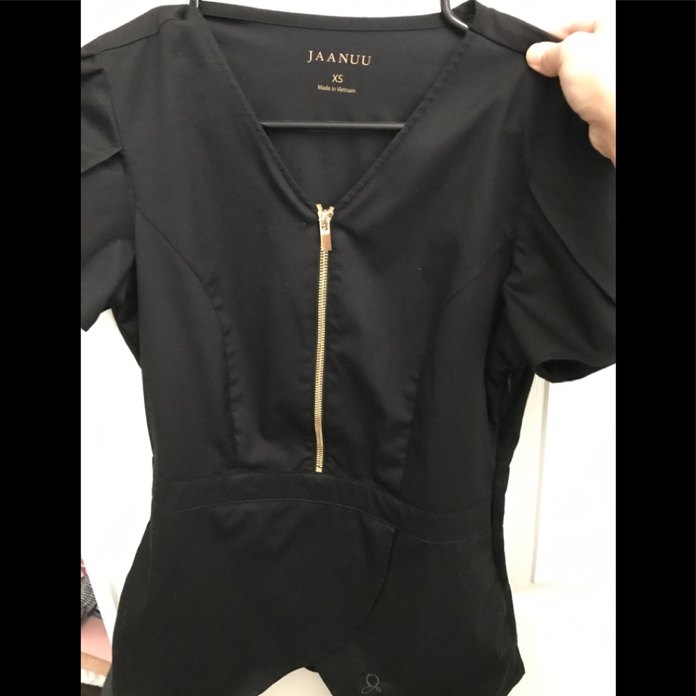 Jaanuu top size small